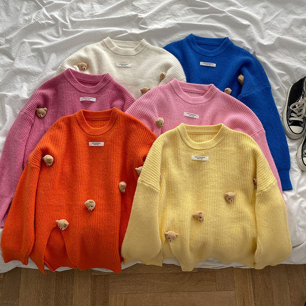 Széles női pulóver 3D elemekkel