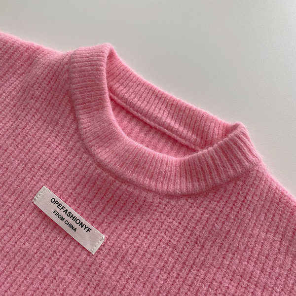 Széles női pulóver 3D elemekkel