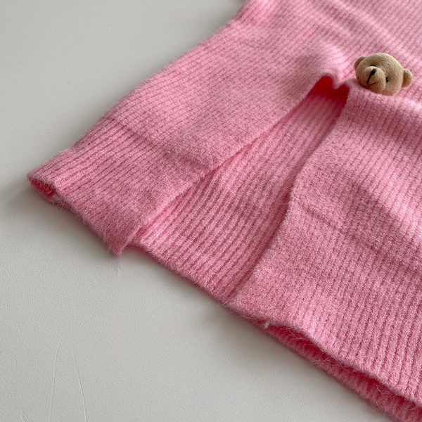 Széles női pulóver 3D elemekkel