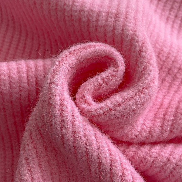 Széles női pulóver 3D elemekkel