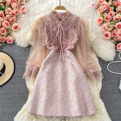 Stílusos női ruha rózsaszín tüll ujjakkal