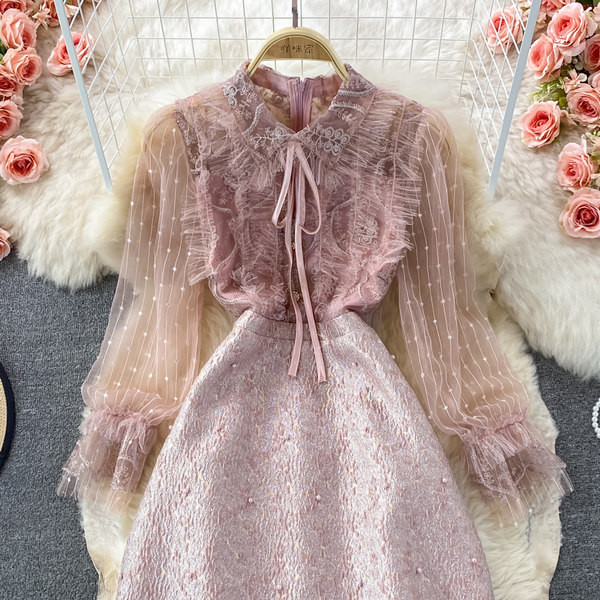 Stílusos női ruha rózsaszín tüll ujjakkal