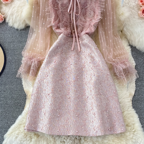 Stílusos női ruha rózsaszín tüll ujjakkal