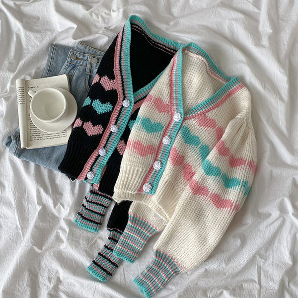 Színes mellény gombokkal és spitz nyakkivágással