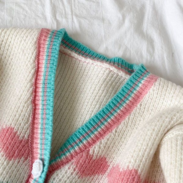 Színes mellény gombokkal és spitz nyakkivágással