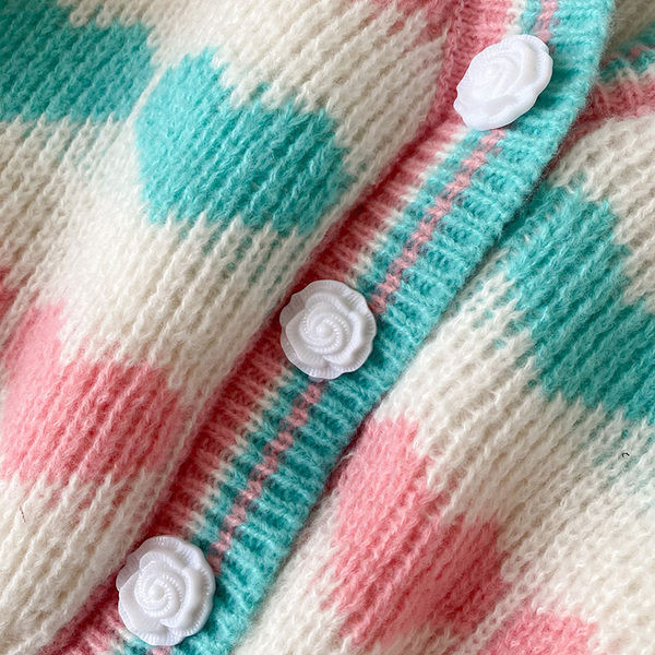 Színes mellény gombokkal és spitz nyakkivágással