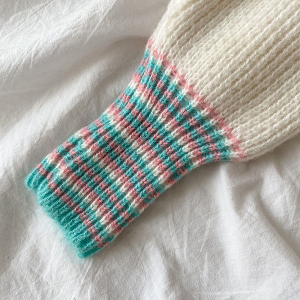 Színes mellény gombokkal és spitz nyakkivágással