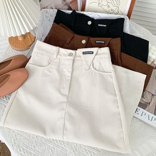 Modern női kordbársony szoknya magas derékkal és hasítékkal