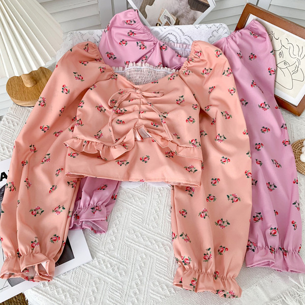 Új modell női blúz spitz nyakkivágással és virágmintával