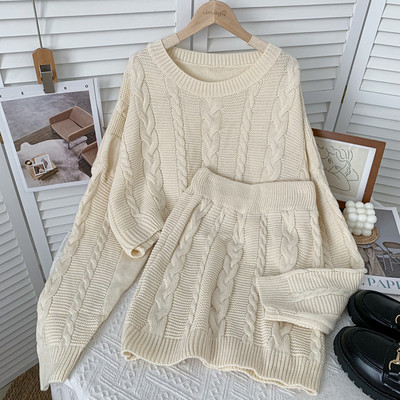 Új modell kétrészes pulóverből és szoknyából álló női szett