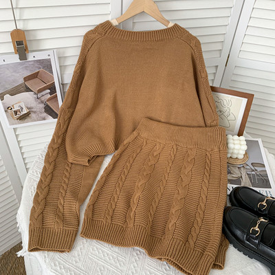 Új modell kétrészes pulóverből és szoknyából álló női szett