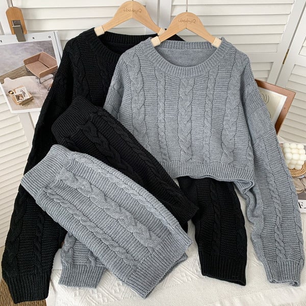 Új modell kétrészes pulóverből és szoknyából álló női szett