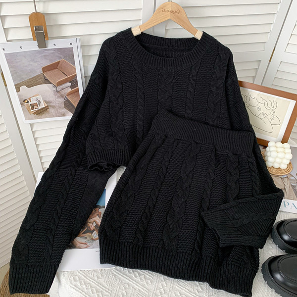 Új modell kétrészes pulóverből és szoknyából álló női szett