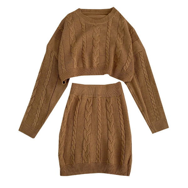 Új modell kétrészes pulóverből és szoknyából álló női szett