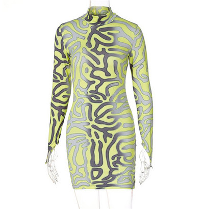 Modern testhezálló ruha hosszú ujjal és magas gallérral