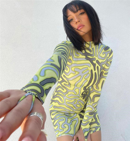 Modern testhezálló ruha hosszú ujjal és magas gallérral