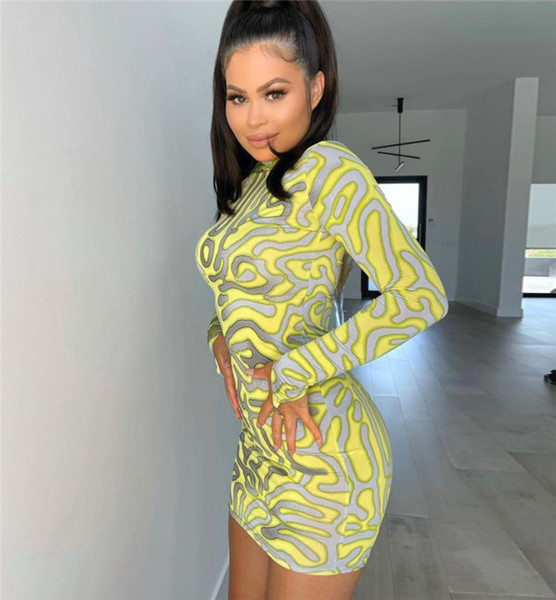 Modern testhezálló ruha hosszú ujjal és magas gallérral