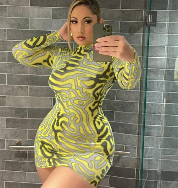 Modern testhezálló ruha hosszú ujjal és magas gallérral