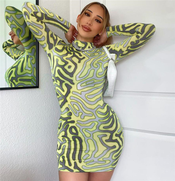 Modern testhezálló ruha hosszú ujjal és magas gallérral