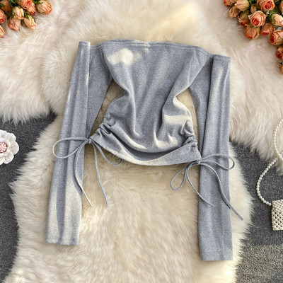 Modern női blúz csupasz váll és nyakkendővel