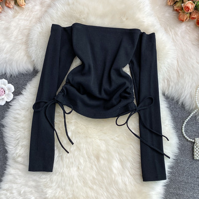 Modern női blúz csupasz váll és nyakkendővel