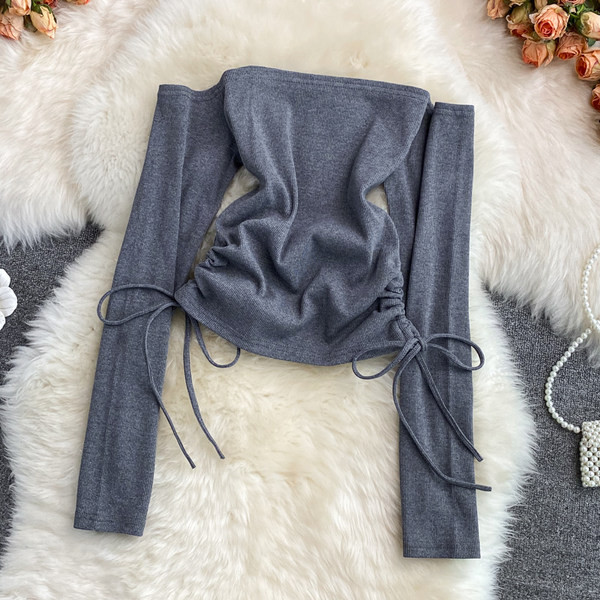 Modern női blúz csupasz váll és nyakkendővel