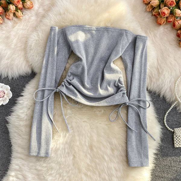 Modern női blúz csupasz váll és nyakkendővel