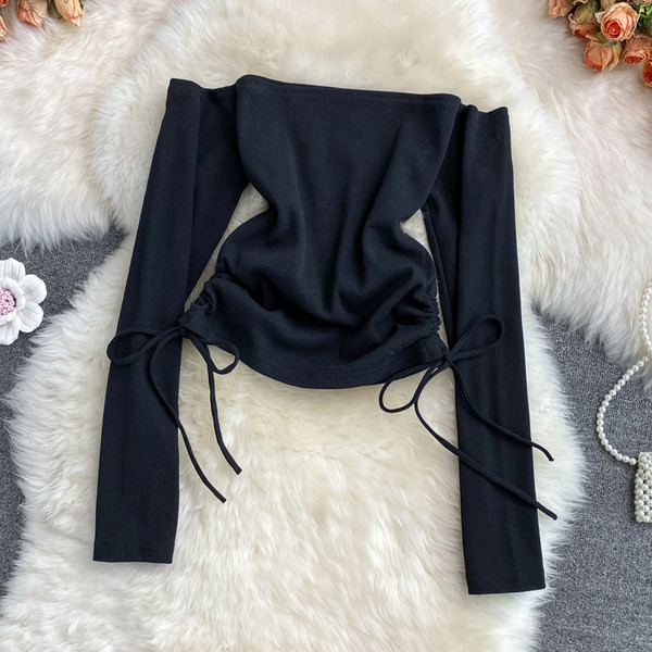 Modern női blúz csupasz váll és nyakkendővel