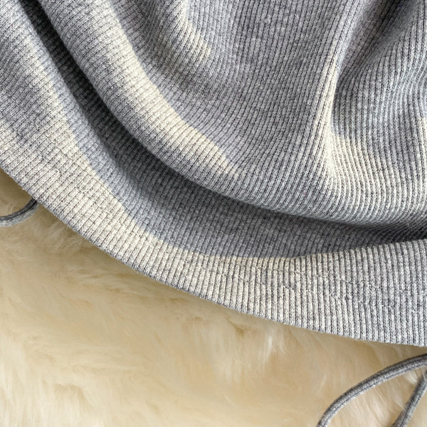 Modern női blúz csupasz váll és nyakkendővel