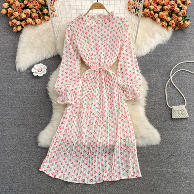 Női ruha övvel és hosszú ujjú fehér színben