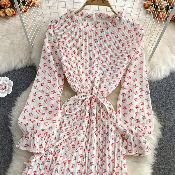 Női ruha övvel és hosszú ujjú fehér színben