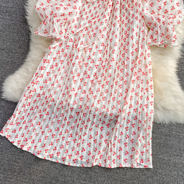 Női ruha övvel és hosszú ujjú fehér színben