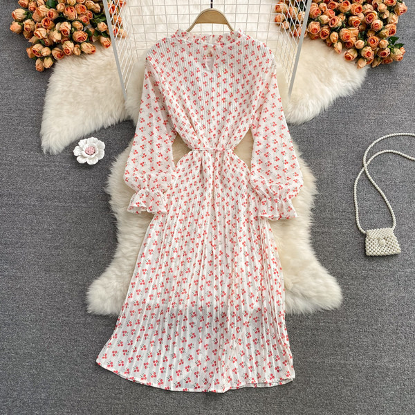 Női ruha övvel és hosszú ujjú fehér színben