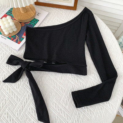 Alkalmi női blúz nyakkendővel és egy ujjal