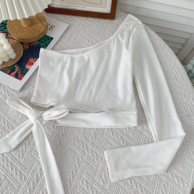 Alkalmi női blúz nyakkendővel és egy ujjal