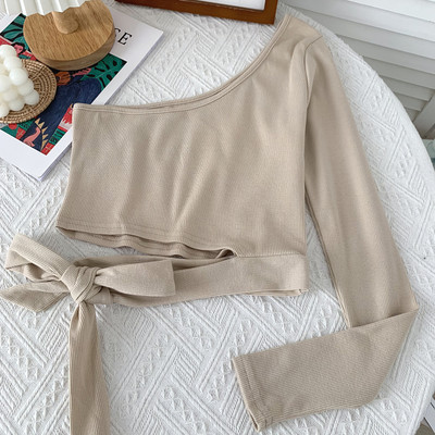 Alkalmi női blúz nyakkendővel és egy ujjal