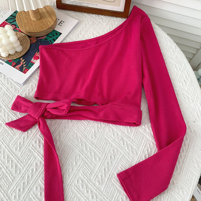 Alkalmi női blúz nyakkendővel és egy ujjal