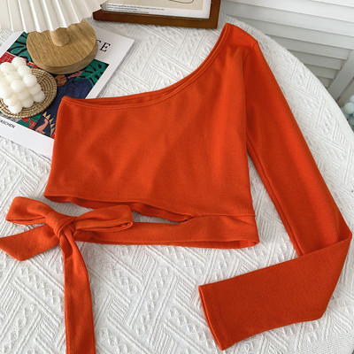 Alkalmi női blúz nyakkendővel és egy ujjal