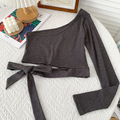 Alkalmi női blúz nyakkendővel és egy ujjal