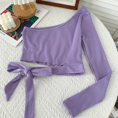 Alkalmi női blúz nyakkendővel és egy ujjal