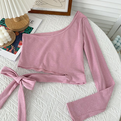 Alkalmi női blúz nyakkendővel és egy ujjal