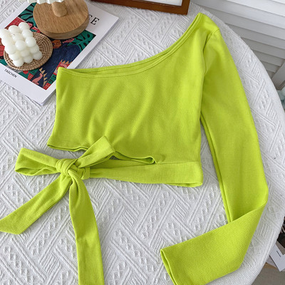 Alkalmi női blúz nyakkendővel és egy ujjal