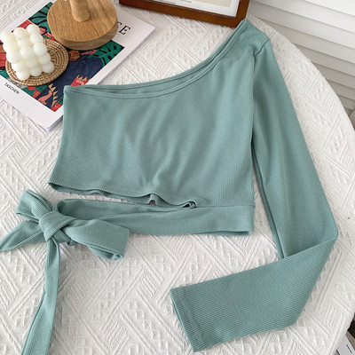 Alkalmi női blúz nyakkendővel és egy ujjal