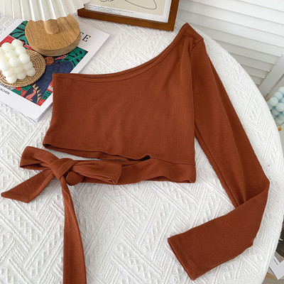 Alkalmi női blúz nyakkendővel és egy ujjal