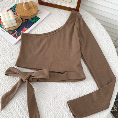 Alkalmi női blúz nyakkendővel és egy ujjal