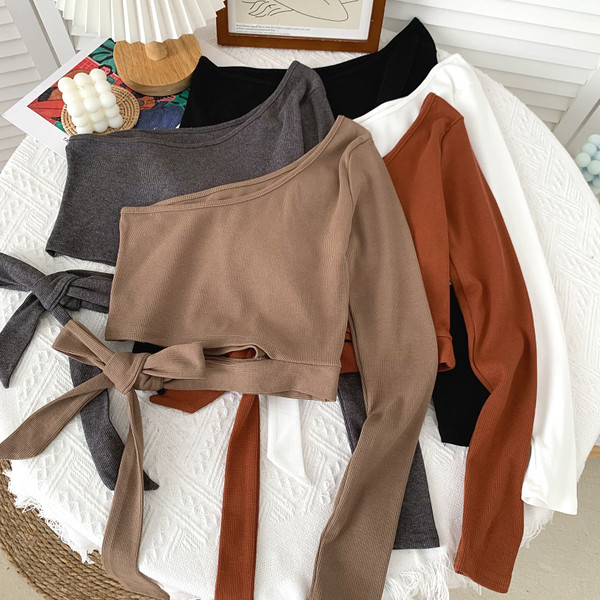 Alkalmi női blúz nyakkendővel és egy ujjal