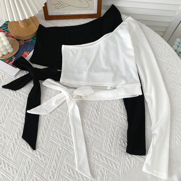 Alkalmi női blúz nyakkendővel és egy ujjal