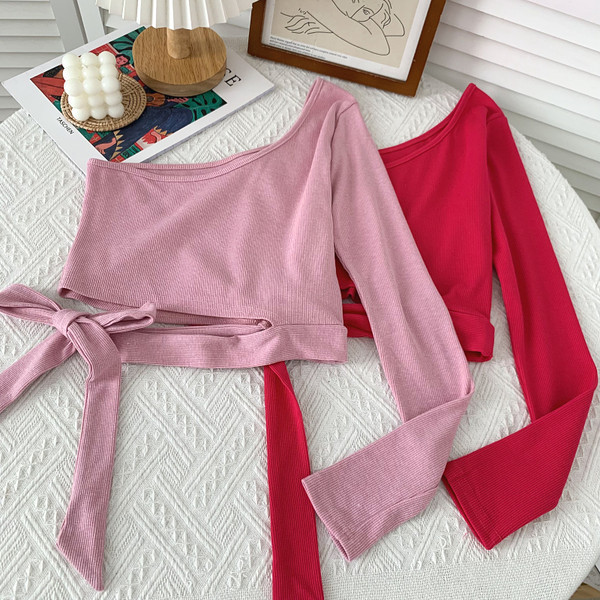 Alkalmi női blúz nyakkendővel és egy ujjal