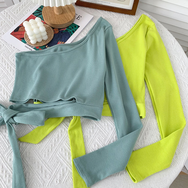 Alkalmi női blúz nyakkendővel és egy ujjal