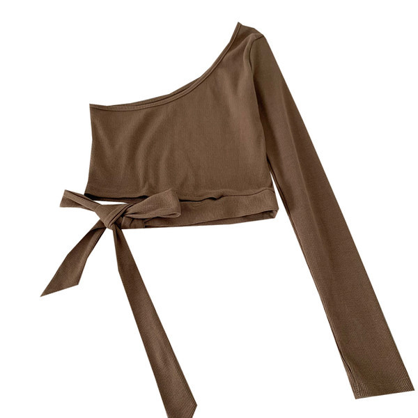 Alkalmi női blúz nyakkendővel és egy ujjal